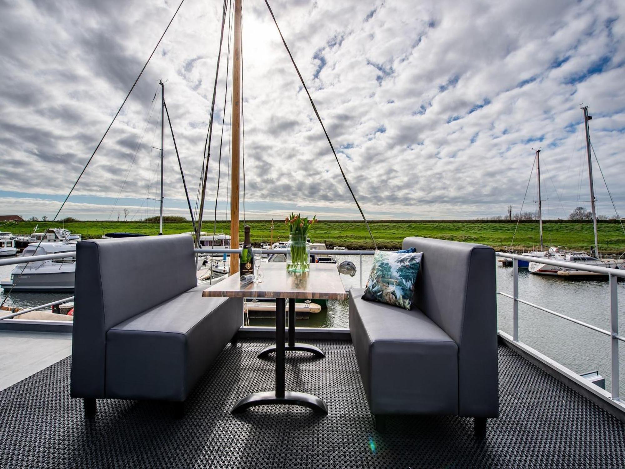 Waterlodge Blue Lagoon On A Jetty For 4 People Kamperland Exteriér fotografie