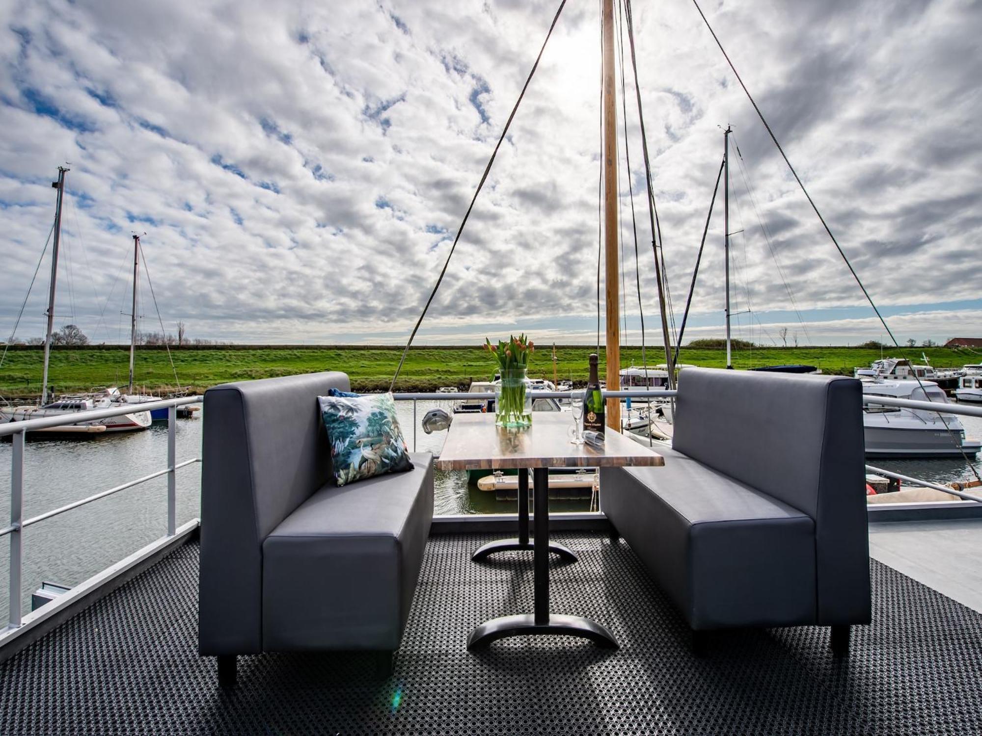 Waterlodge Blue Lagoon On A Jetty For 4 People Kamperland Exteriér fotografie